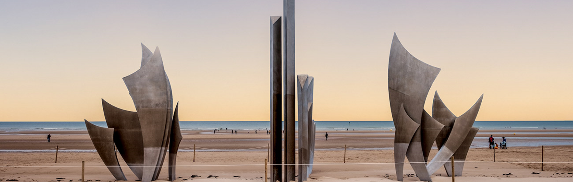 Stèle à la mémoire des vétérans du D-Day sur la plage d'Omaha Beach